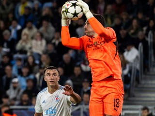 Dávid Strelec a  brankár Stefan Ortega počas zápasu Slovan Bratislava - Manchester City.