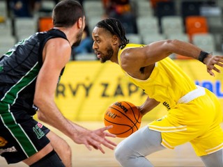 zľava Draško Kňeževič (Handlová) a  Isaiah Cousins (Inter)