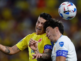 James Rodríguez (vľavo) a José María Giménez v zápase Kolumbia - Uruguaj v semifinále Copa América 2024.