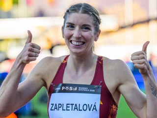 Emma Zapletalová počas mítingu P-T-S v Banskej Bystrici 2025.