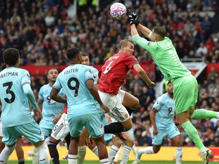 Martin Dúbravka v akcii v zápase Manchester United - Burnley FC. 