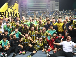 Futbalisti Kajratu Almaty oslavujú postup do ligovej fázy Ligy majstrov po vyradení Celticu Glasgow.