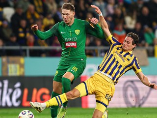 zľava Marko Roginič (Žilina) a Máté Tuboly (Dunajská Streda) bojujú o loptu