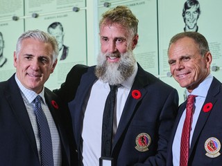 Predseda výberovej komisie Hokejovej siene slávy Ron Francis (zľava doprava), novozvolený člen Joe Thornton a predseda Mike Gartner.