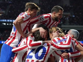 Dávid Hancko sa teší so spoluhráčmi z gólu.