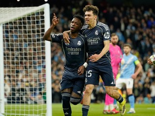 Vinicius Junior a Thiago Pitarch oslavujú gól