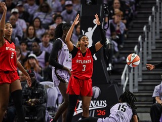 Momentka zo zápasu Golden State Valkyries - Atlanta Dream.