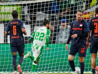 Isco premieňa penaltu v zápase Real Betis - Feyenoord Rotterdam.