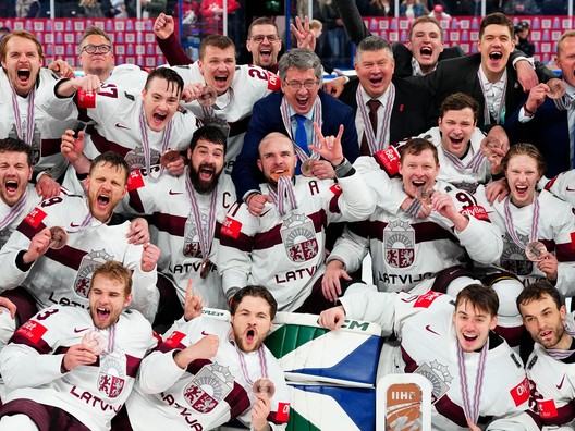 Lotyšskí hokejisti oslavujú zisk bronzu na MS v hokeji 2023.