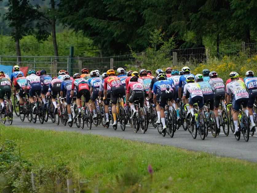 Pelotón cyklistov. 
