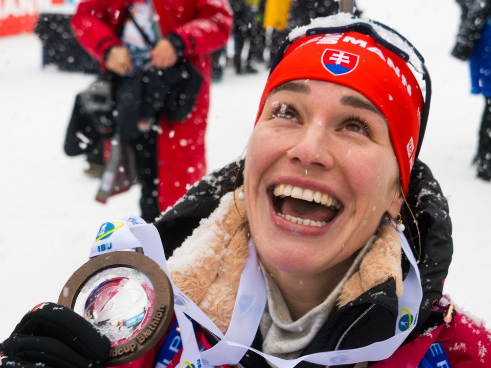 Paulína Bátovská Fialková s medailou za 3. miesto v pretekoch s hromadným štartom vo Svetovom pohári v Annecy.