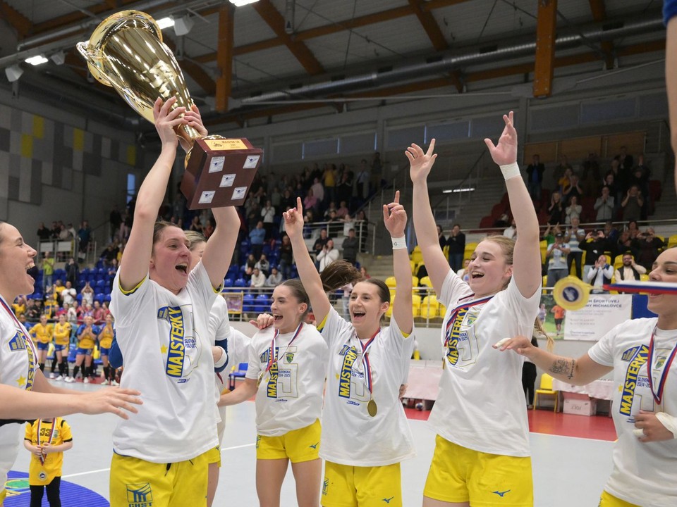 Hádzanárky HC DAC Dunajská Streda počas majstrovských osláv.