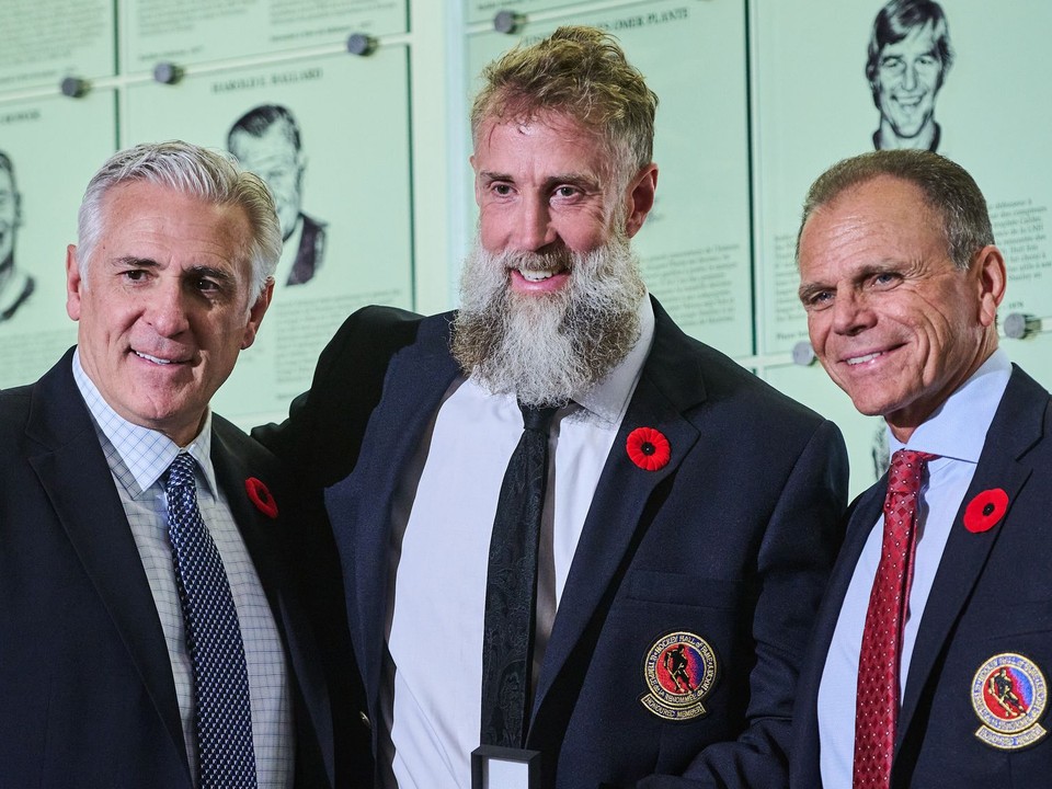 Predseda výberovej komisie Hokejovej siene slávy Ron Francis (zľava doprava), novozvolený člen Joe Thornton a predseda Mike Gartner.