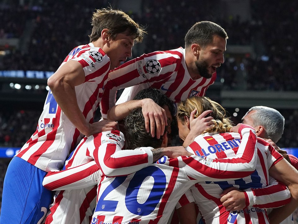 Dávid Hancko sa teší so spoluhráčmi z gólu.