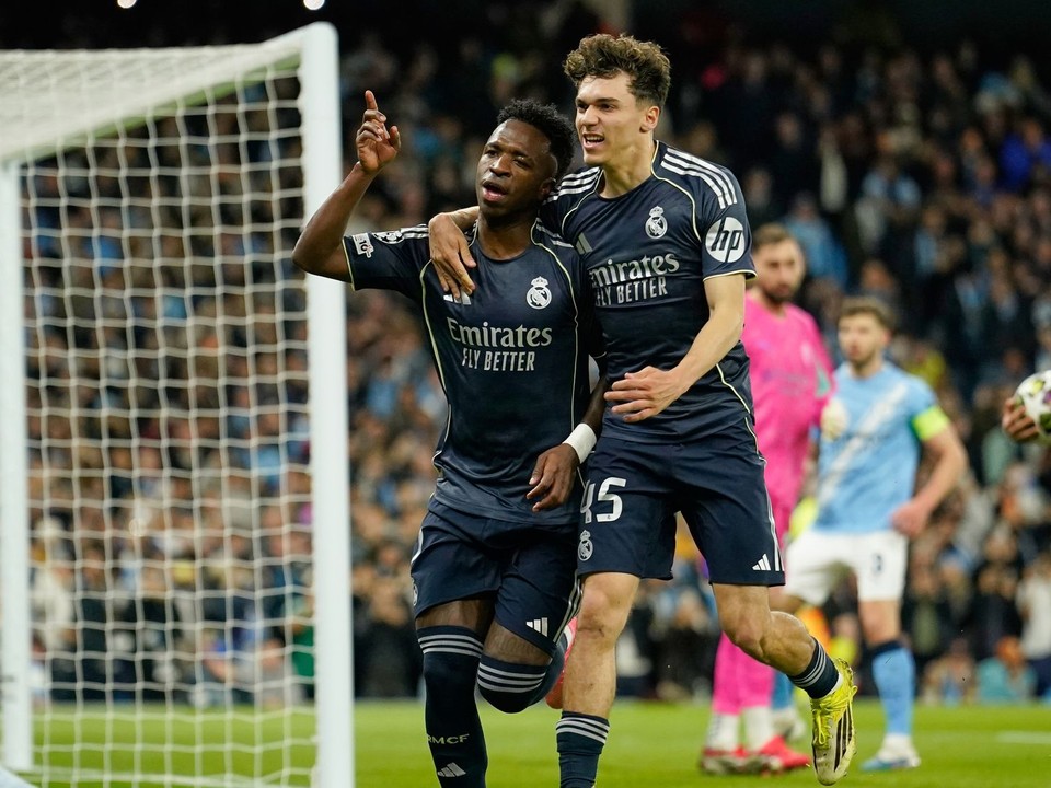 Vinicius Junior a Thiago Pitarch oslavujú gól