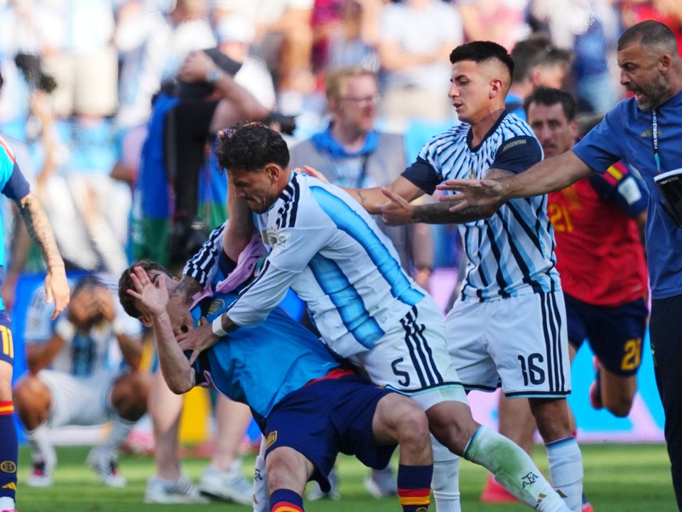 Leandro Paredes poslal k zemi Gaviho po finále MS vo futbale 2026. 