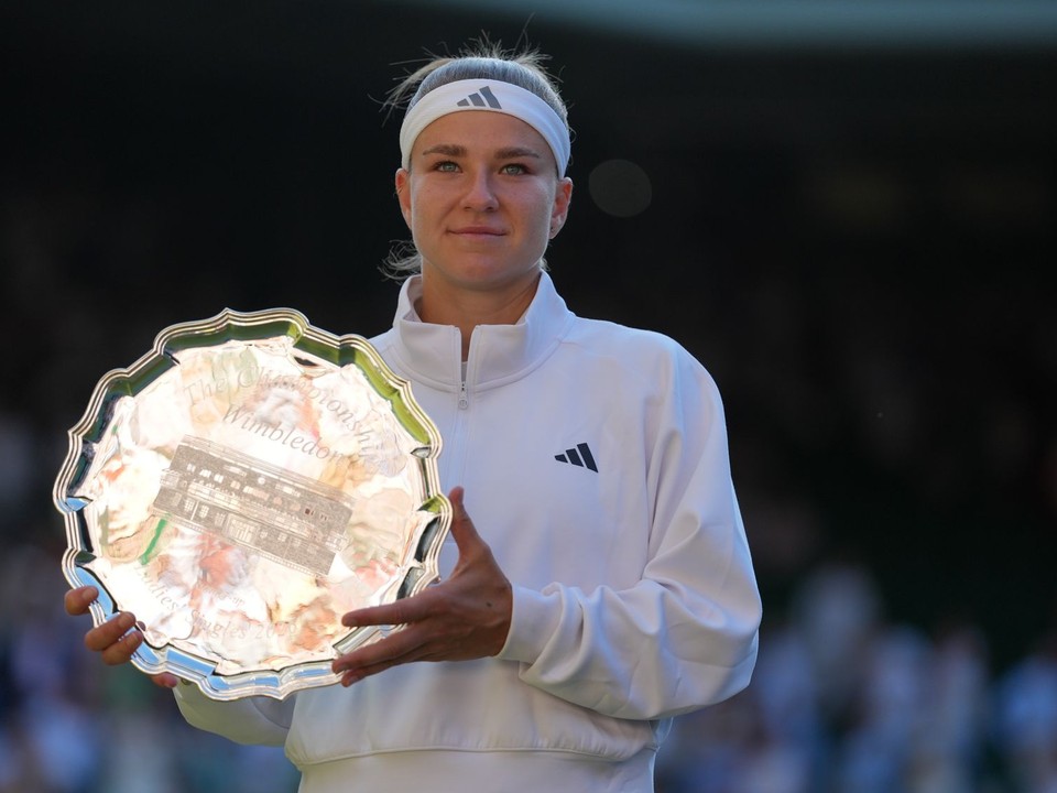 Karolína Muchová pózuje s trofejou po prehre s Lindou Noskovou vo finále dvojhry žien na tenisovom turnaji vo Wimbledone v Londýne.