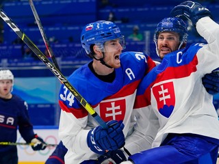 Gólová radosť Petra Cehlárika a Mareka Hrivíka po vyrovnávajúcom presnom zásahu druhého menovaného vo štvrťfinále ZOH 2022 v Pekingu.