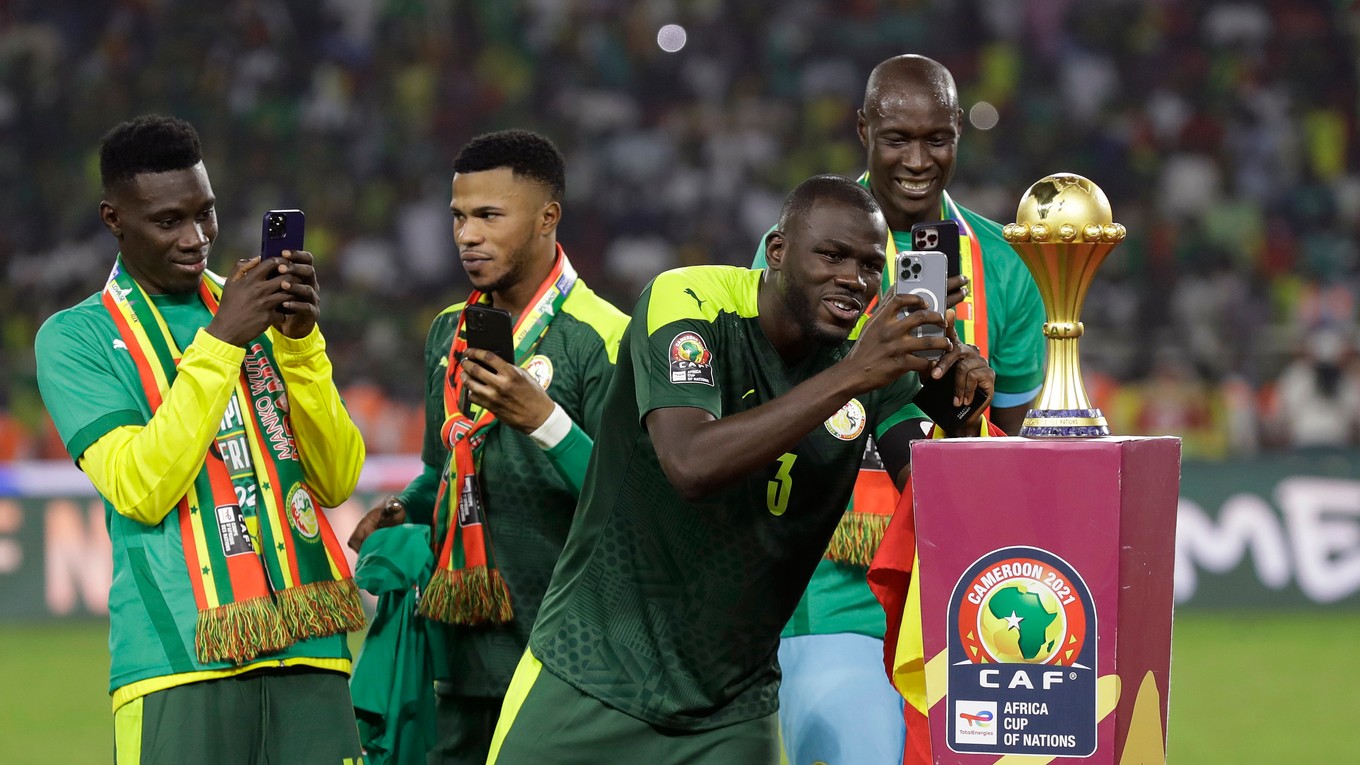 Senegal s trofejou za Africký pohár národov 2022.