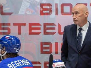 Slovenskí hokejisti s trénerom Craigom Ramsaym. 