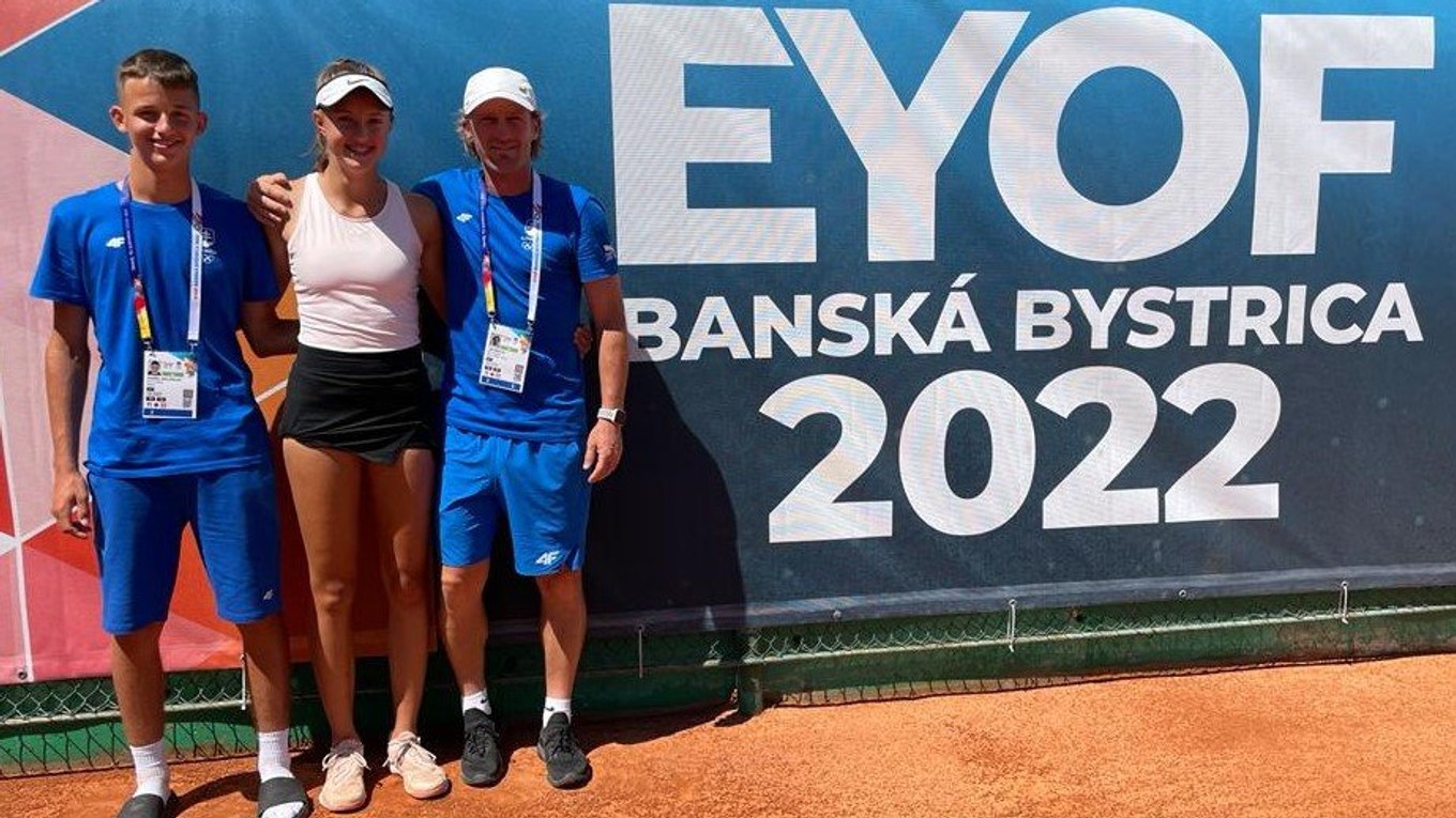 Renáta Jamrichová a Daniel Balaščák s trénerom počas EYOF.