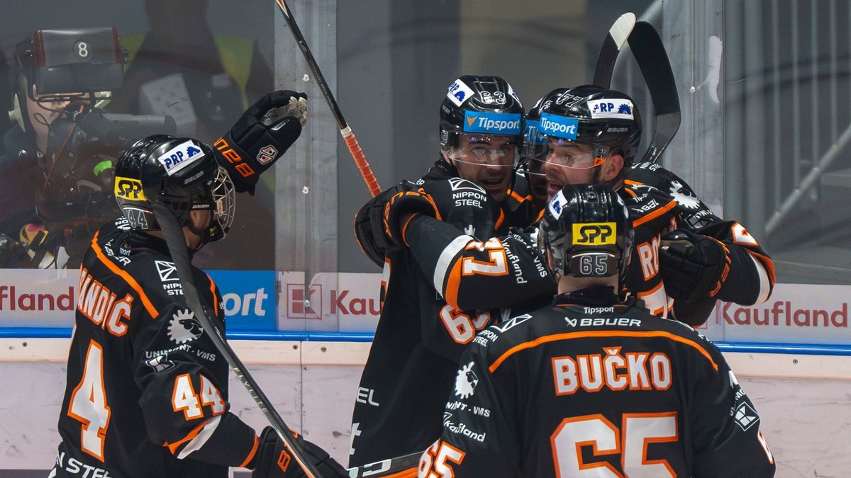 Hráči Košíc sa tešia z gólu počas zápasu 3. kola Tipsport ligy v hokeji medzi HC Slovan Bratislava a HC Košice.
