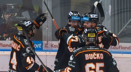 Hráči Košíc sa tešia z gólu počas zápasu 3. kola Tipsport ligy v hokeji medzi HC Slovan Bratislava a HC Košice.