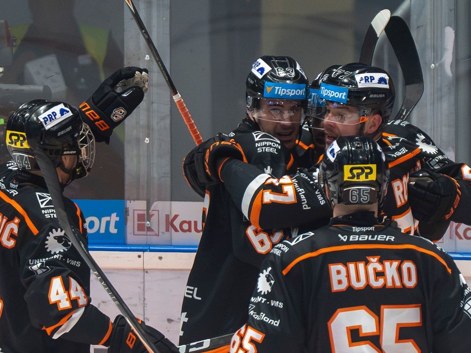 Hráči Košíc sa tešia z gólu počas zápasu 3. kola Tipsport ligy v hokeji medzi HC Slovan Bratislava a HC Košice.