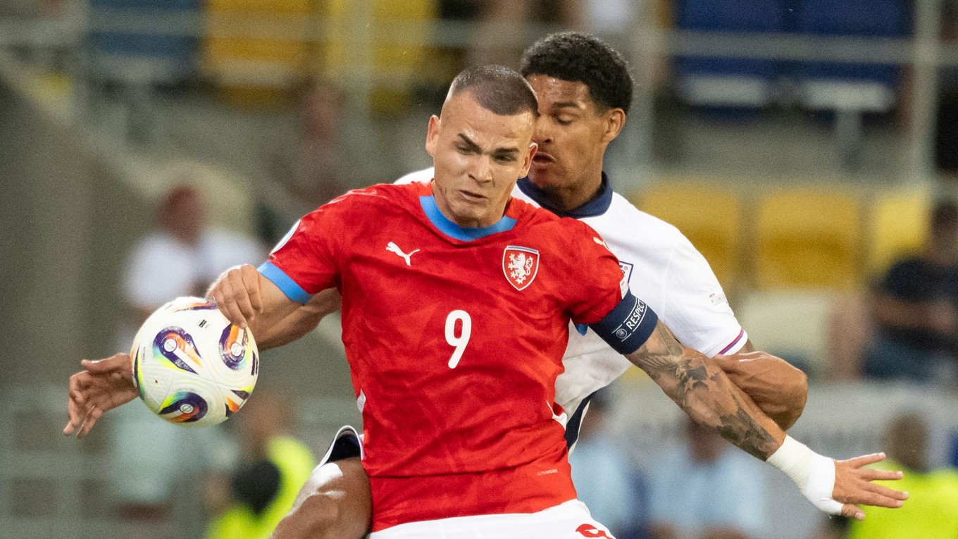 Václav Sejk (vľavo) a Jarell Quansah v zápase Česko - Anglicko v skupine B na EURO U21 2025.