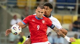 Václav Sejk (vľavo) a Jarell Quansah v zápase Česko - Anglicko v skupine B na EURO U21 2025.