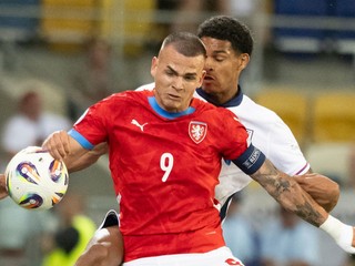 Václav Sejk (vľavo) a Jarell Quansah v zápase Česko - Anglicko v skupine B na EURO U21 2025.