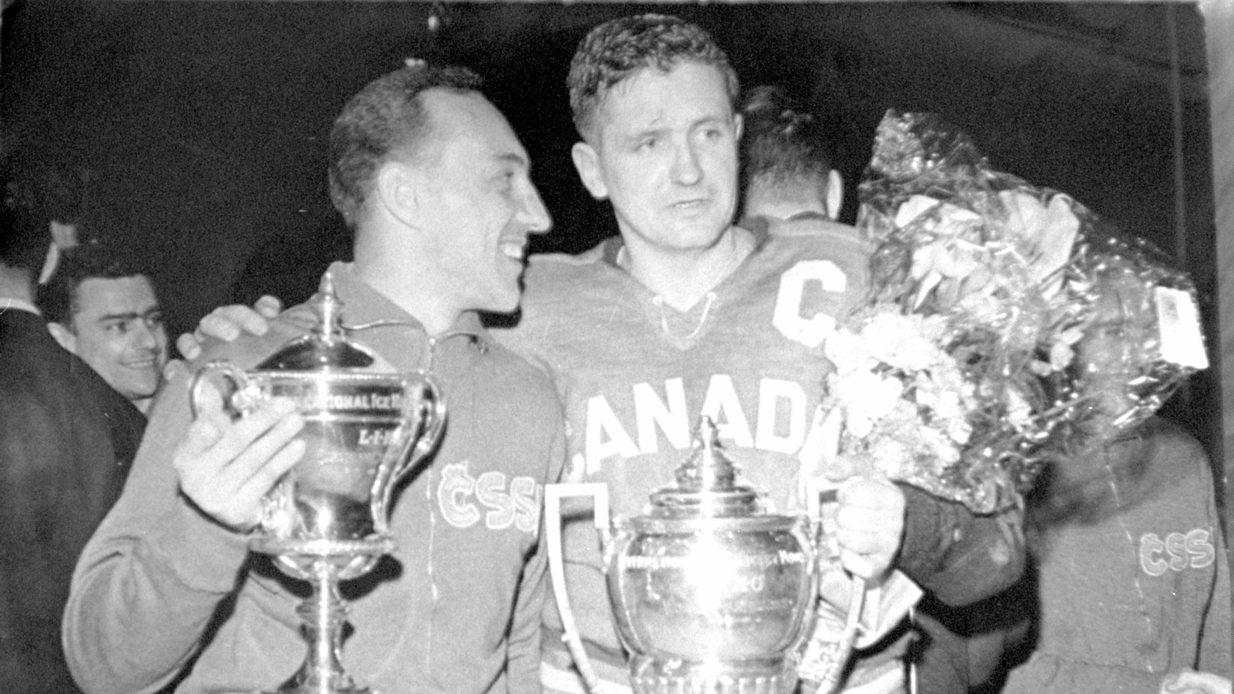 Kapitán tímu ČSSR Vlastimil Bubník (vľavo) a Kanady Cal Hockley s pohármi pre majstrov Európy a majstrov sveta v roku 1961.