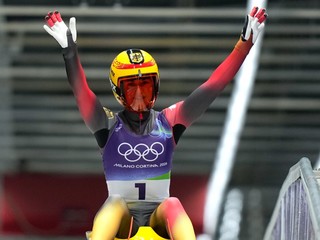 Nemecká sánkarka Julia Taubitzová v cieli tretej jazdy v súťaži jednotlivkýň na zimných olympijských hrách 2026.