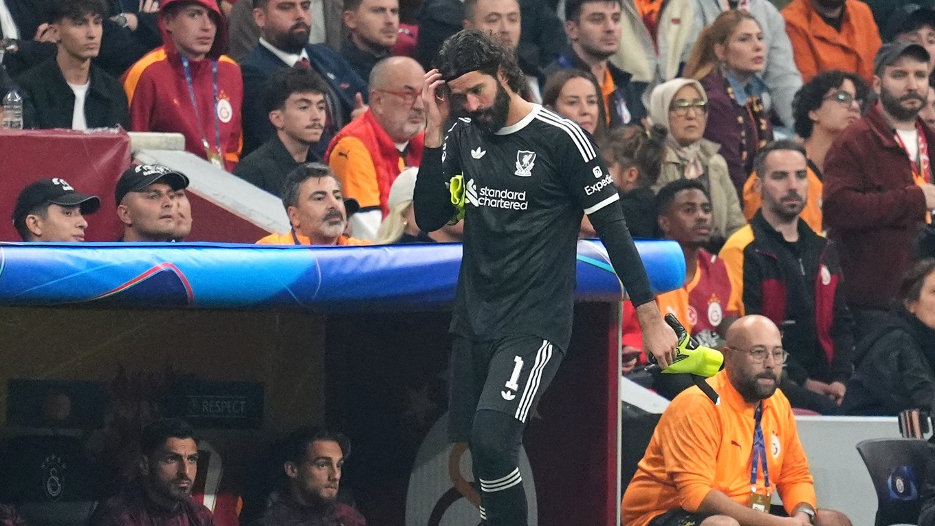 Alisson Becker po vystriedaní pre zranenie počas zápasu 2. kola ligovej fázy Ligy majstrov Galatasaray Istanbul - FC Liverpool.