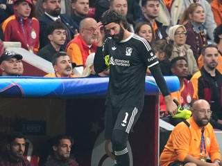 Alisson Becker po vystriedaní pre zranenie počas zápasu 2. kola ligovej fázy Ligy majstrov Galatasaray Istanbul - FC Liverpool.