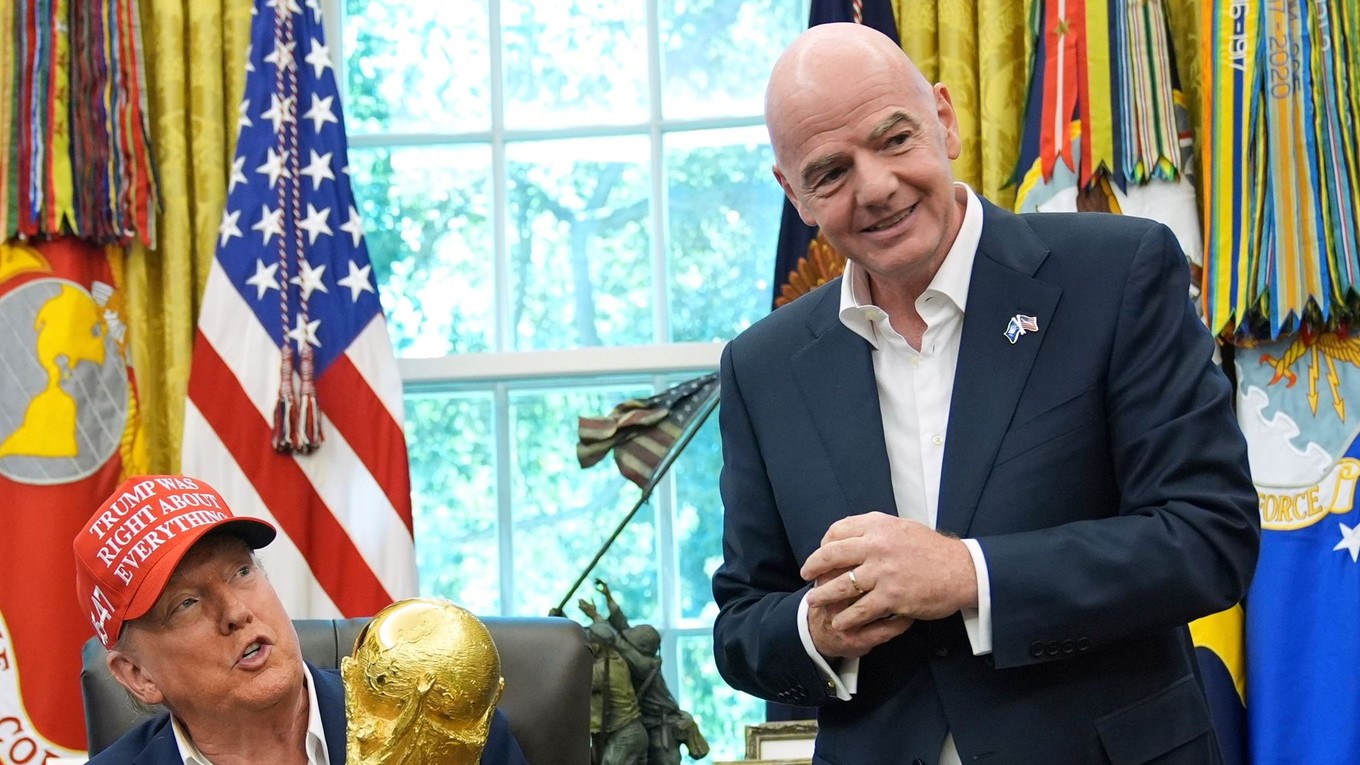 Americký prezident Donald Trump a prezident Medzinárodnej futbalovej federácie (FIFA) Gianni Infantino.