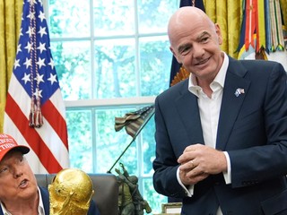 Americký prezident Donald Trump a prezident Medzinárodnej futbalovej federácie (FIFA) Gianni Infantino.