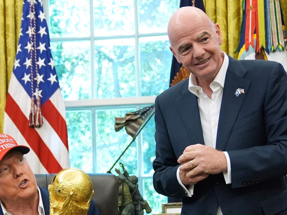 Americký prezident Donald Trump a prezident Medzinárodnej futbalovej federácie (FIFA) Gianni Infantino.