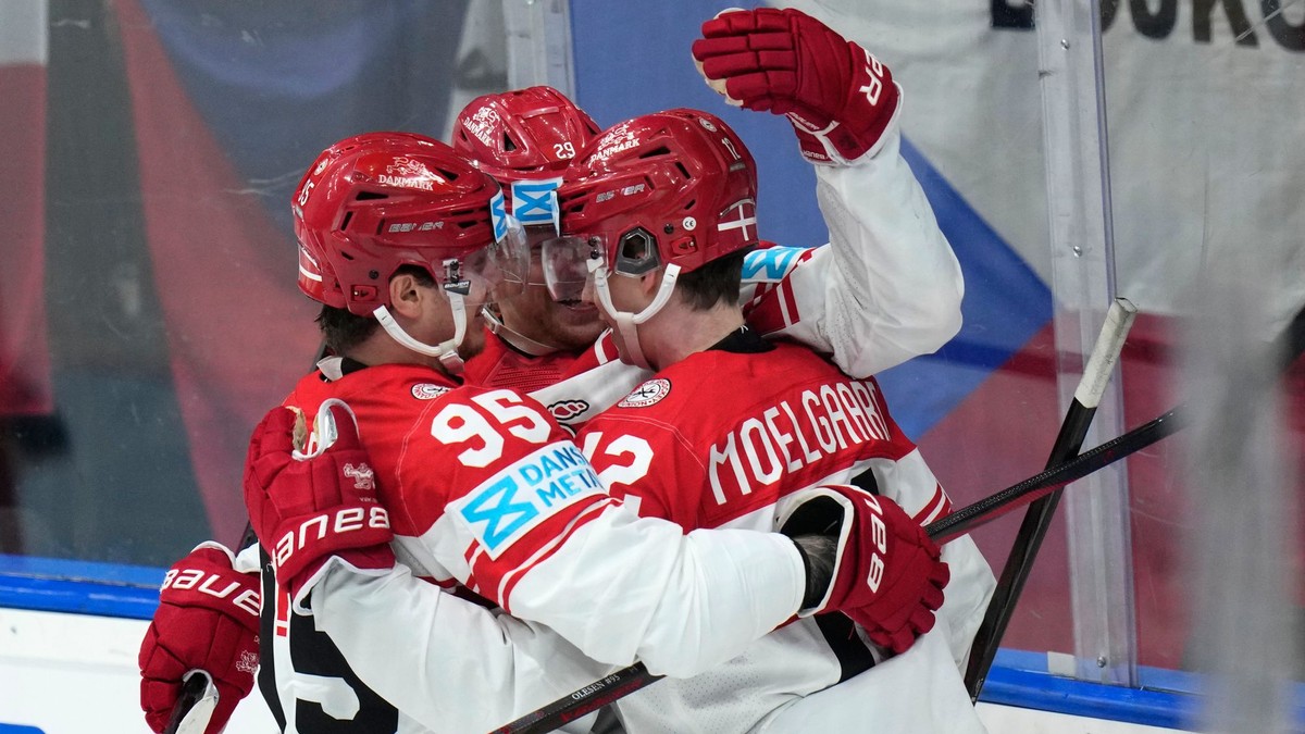 Mikkel Aagaard oslavuje gól so spoluhráčmi počas zápasu Veľká Británia - Dánsko na MS v hokeji 2024. 