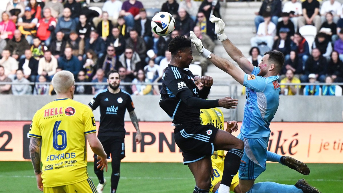 Brankár Dávid Šípoš (vpravo) a Rash Ibrahim v zápase FC Košice - ŠK Slovan Bratislava v 1. kole skupiny o titul v Niké lige.