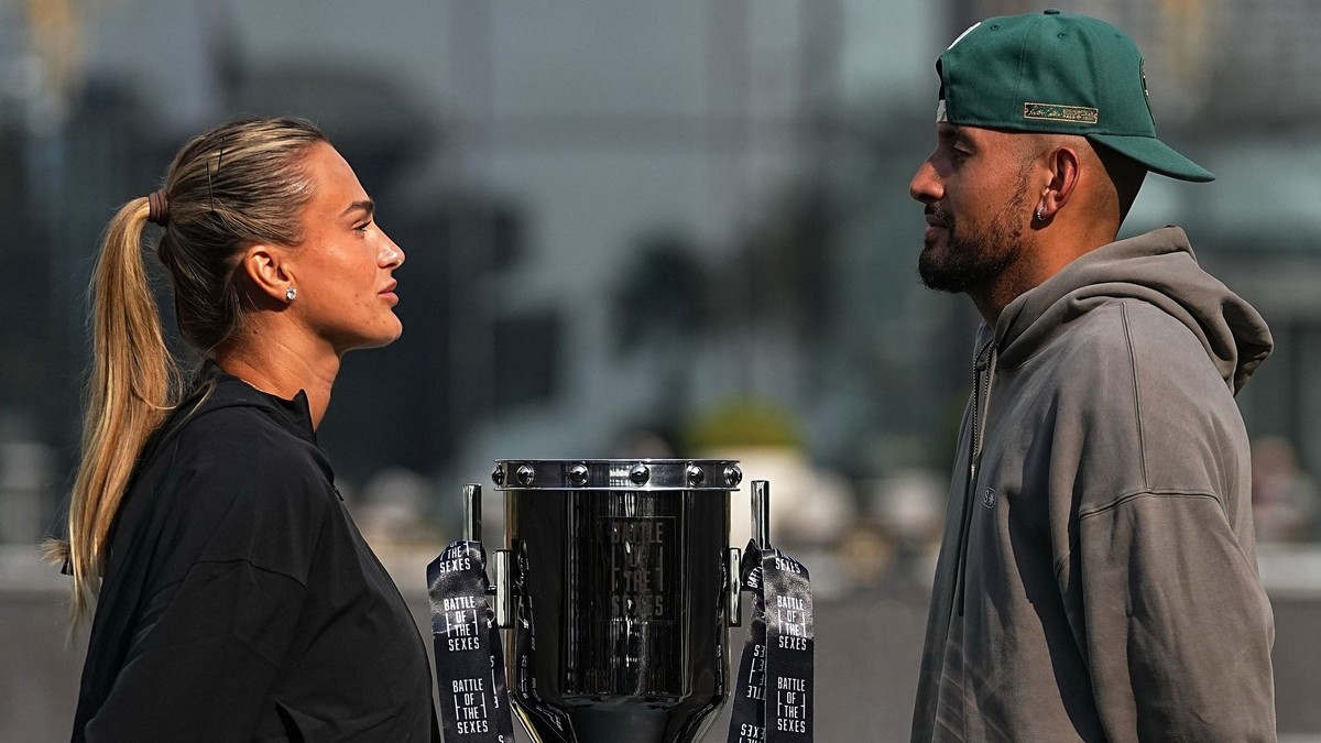 Aryna Sabalenková a Nick Kyrgios pózujú pred Súbojom pohlaví 2025.