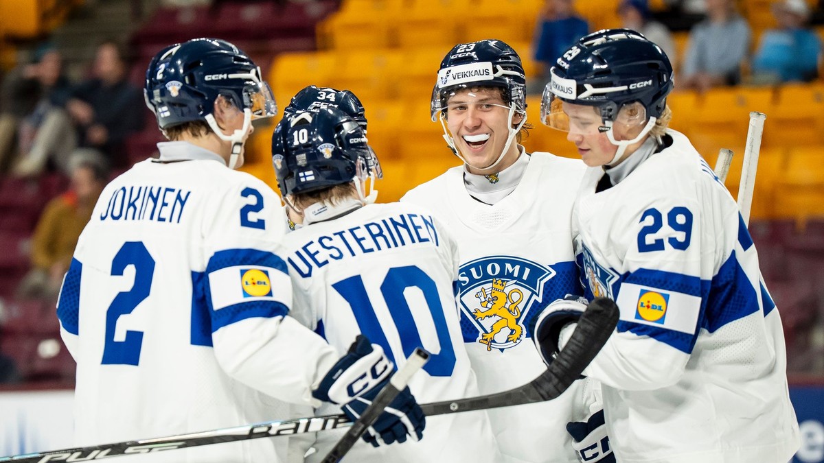 Hráči Fínska sa tešia z víťazstva nad Dánskom.