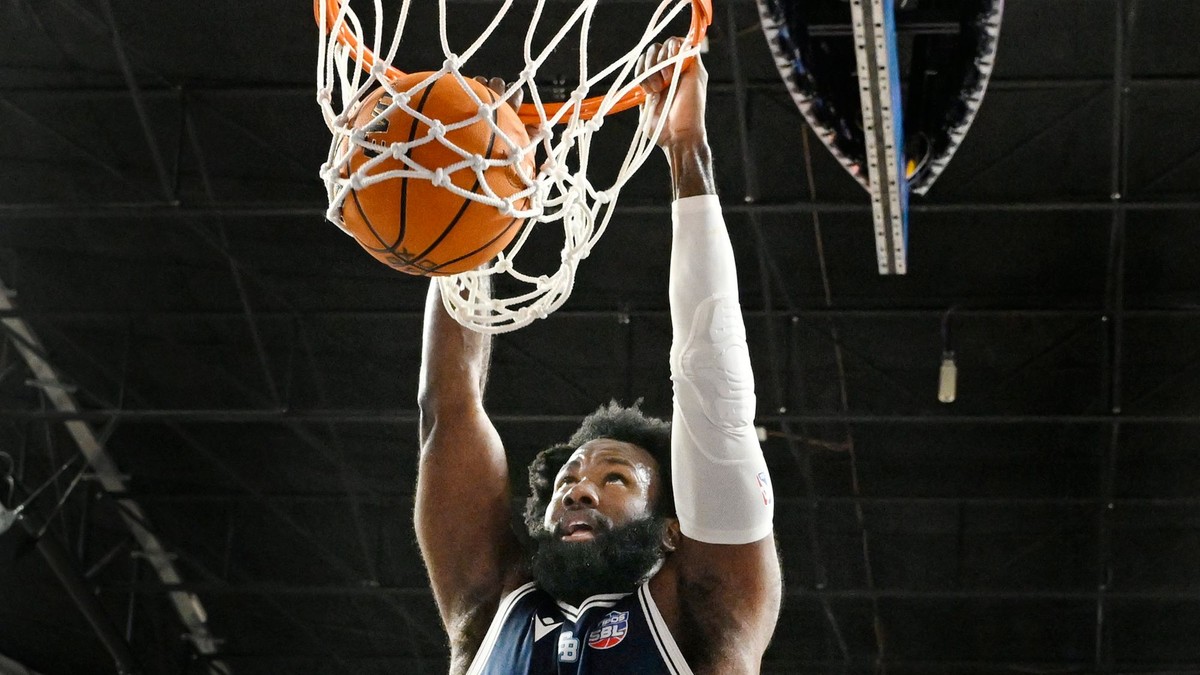 Na snímke Raynera Zynique Thornton (Slovan) v stretnutí 21. kola Tipos SBL.