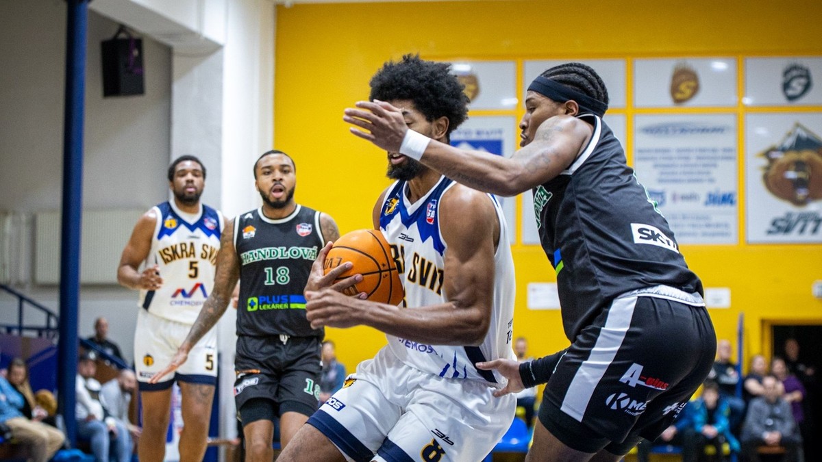 Momentka zo zápasu Iskra Svit - MBK Handlová.