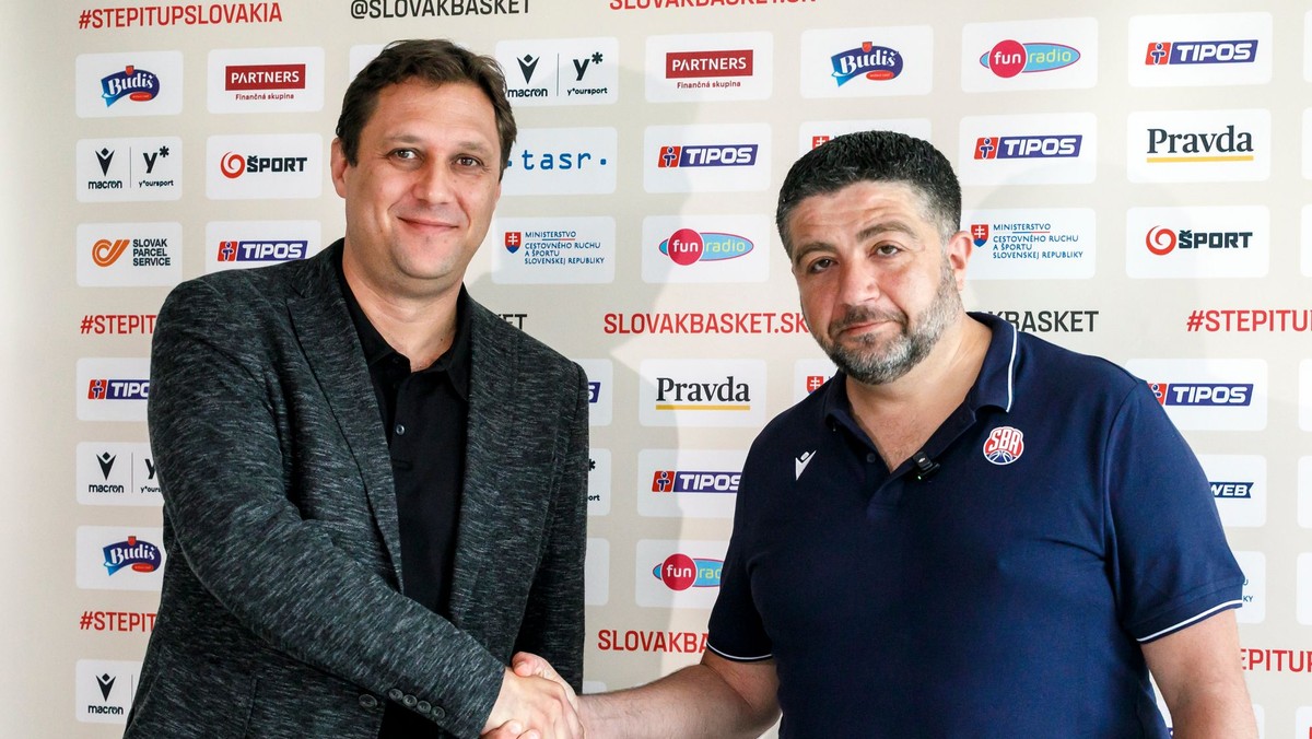 Nový tréner slovenskej basketbalovej reprezentácie Oliver Vidin (vpravo) a prezident Slovenskej basketbalovej asociácie (SBA) Michal Ondruš.