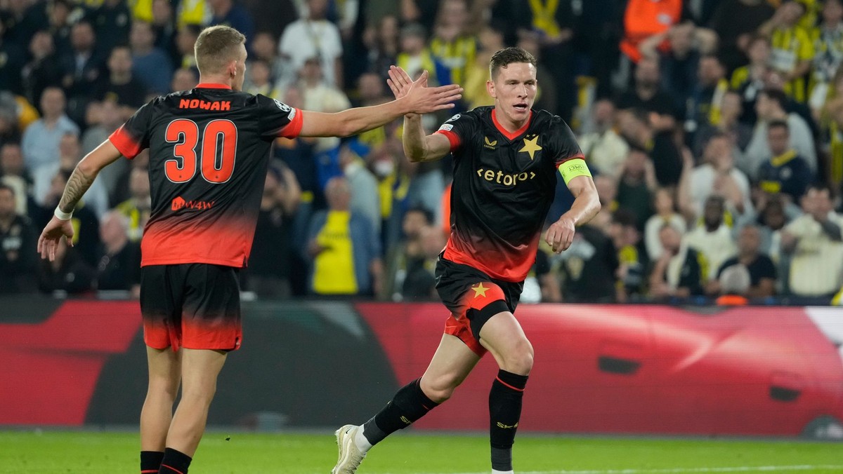 Slavia Praha oslavuje gól. 