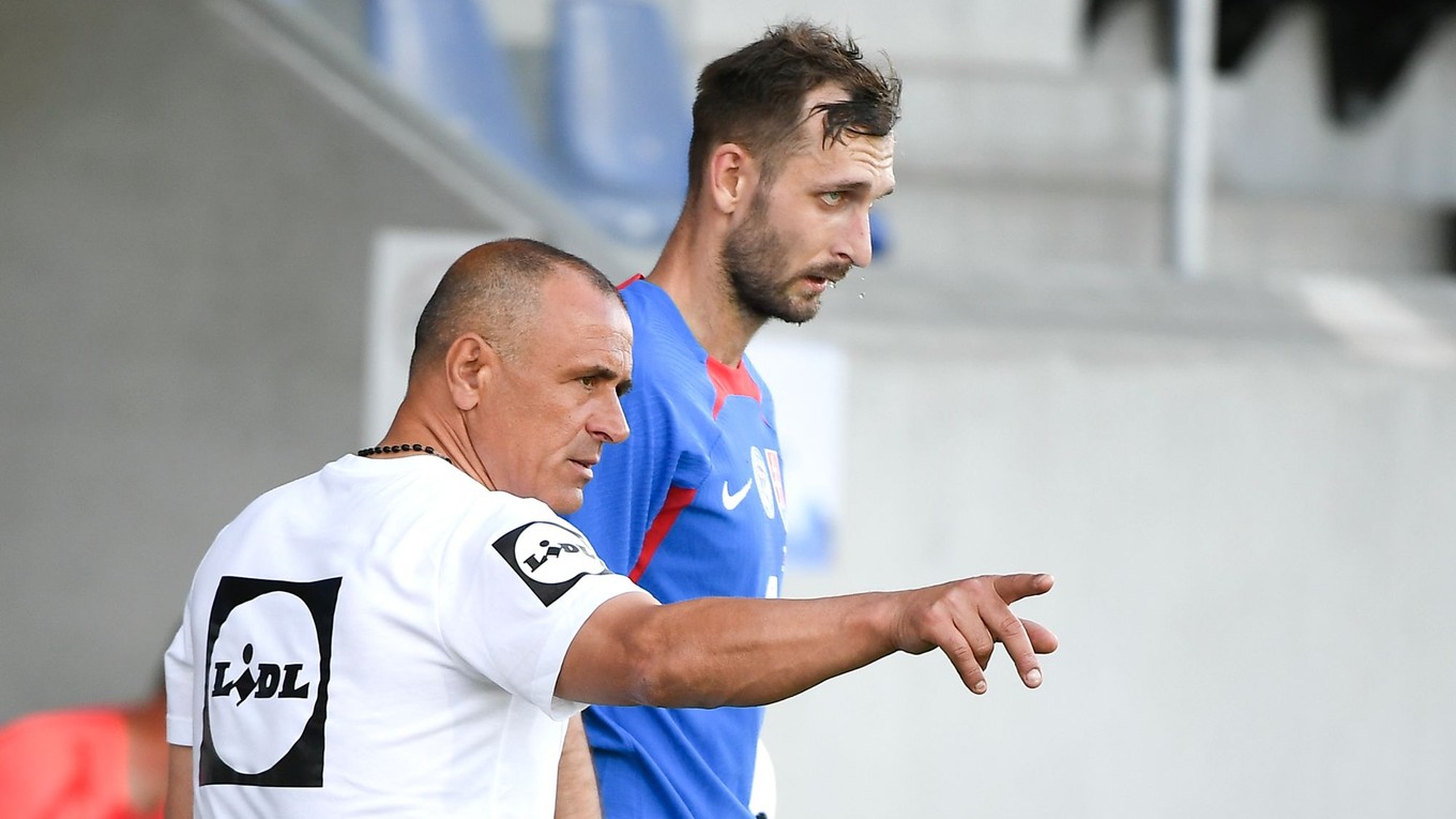 Tréner slovenskej futbalovej reprezentácie Francesco Calzona a s Norbertom Gyömbérom. 