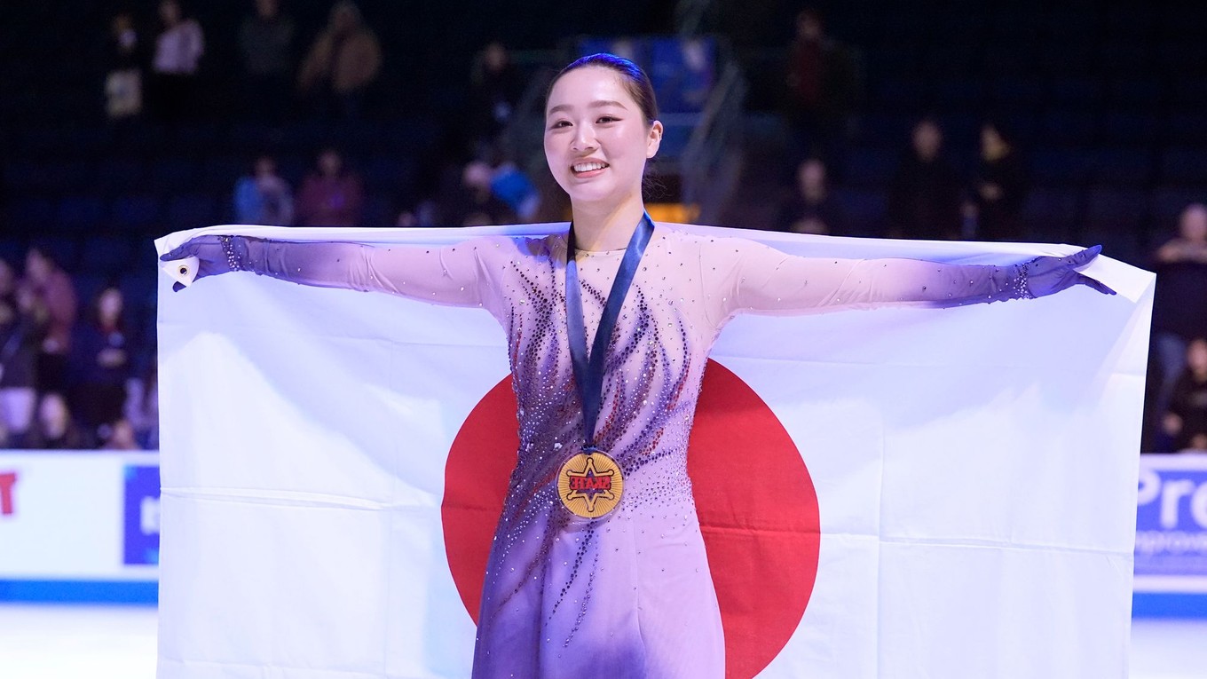 Wakaba Higučiová pózuje po triumfe na podujatí Americká korčuľa 2024.