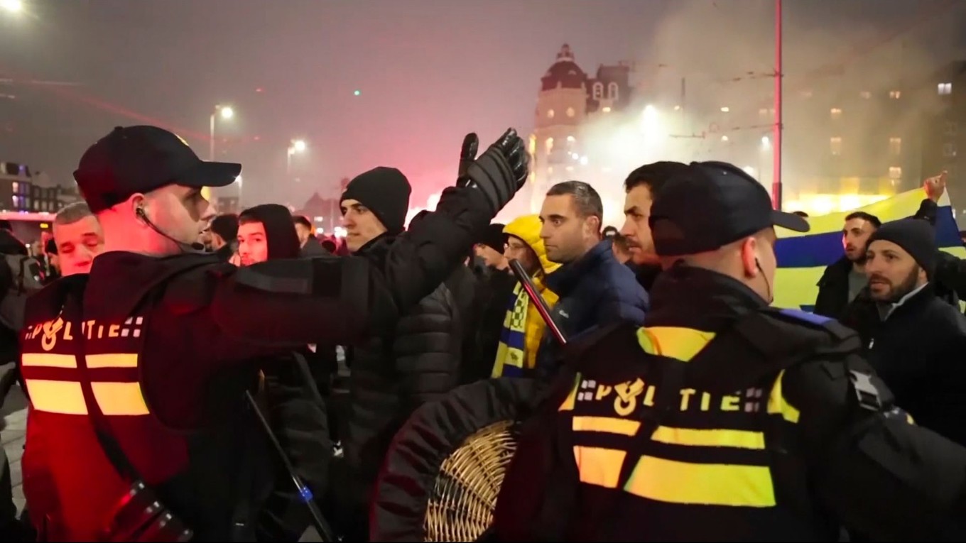 Polícia sprevádza priaznivcov Maccabi Tel Aviv do metra pred zápasom s Ajaxom Amsterdam.