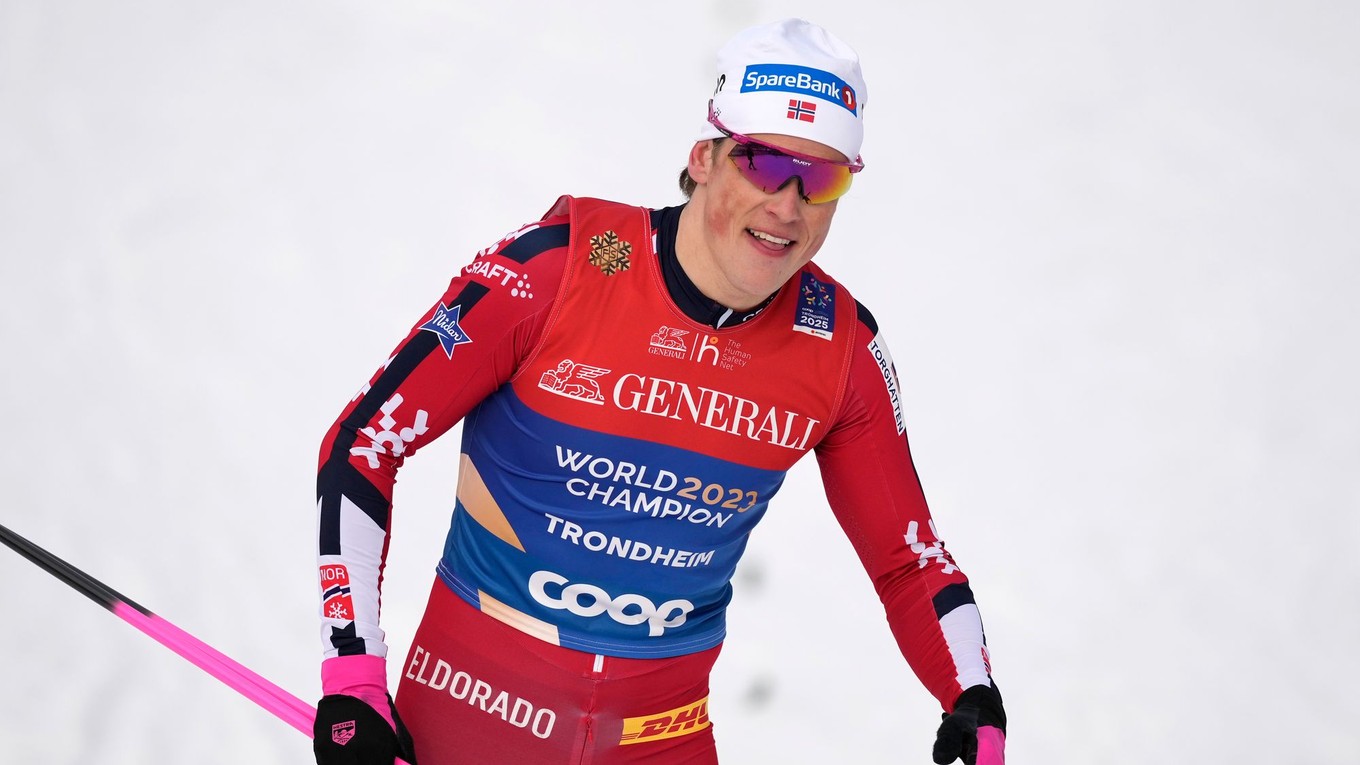 Nórsky bežec na lyžiach Johannes Hösflot Kläbo oslavuje v cieli.